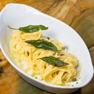 Spaguetti com manteiga e sálvia
