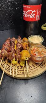 6 ESPETINHOS C/ COCA2L  , arroz ,farofa;molho,maionese ou salpicão