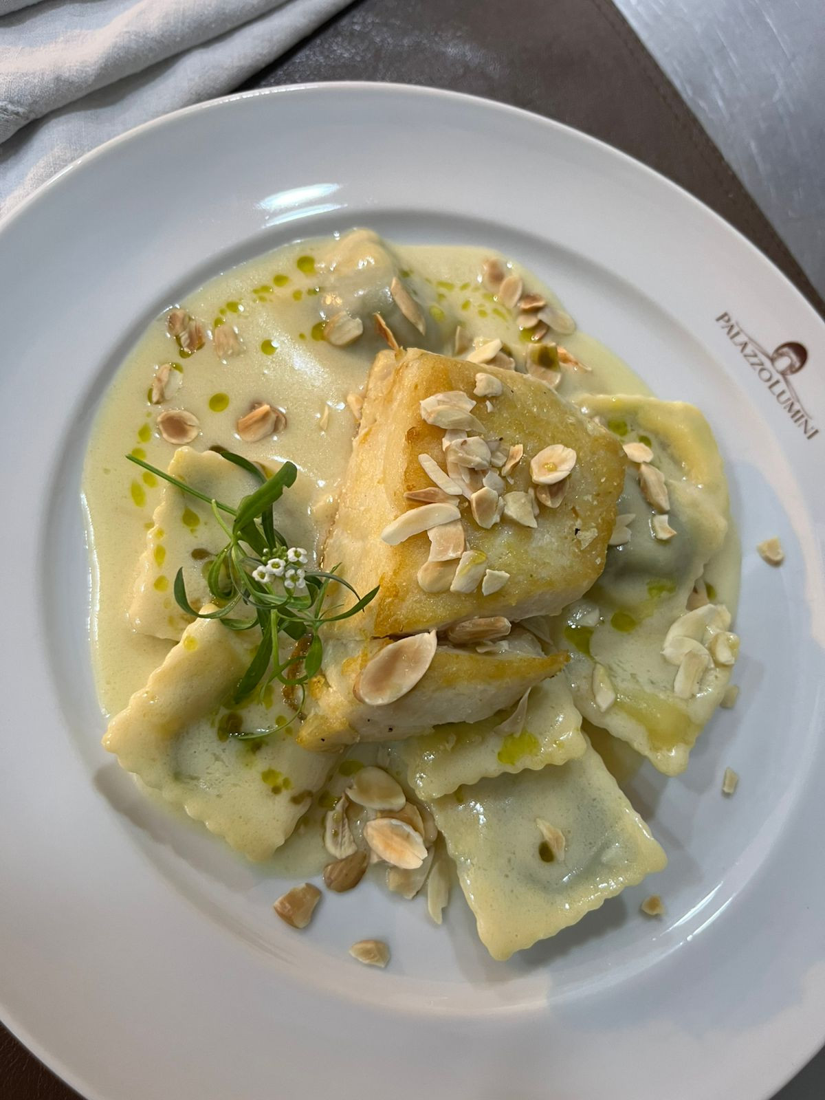 Peixe branco grelhado com amêndoas e ravióli de pesto ao molho beurre blanc