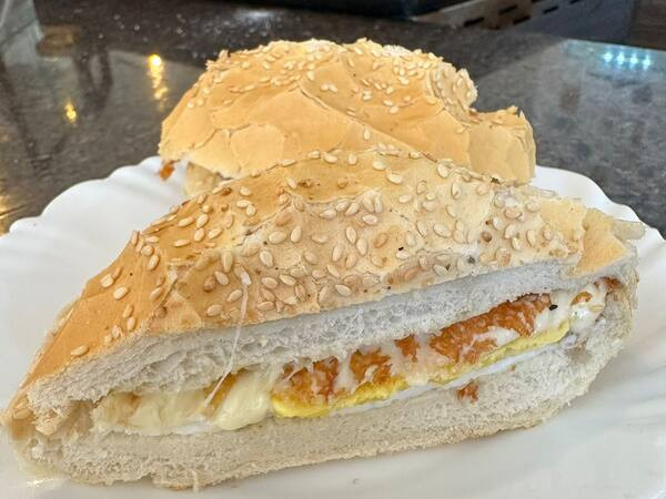 Pão com ovos e queijo