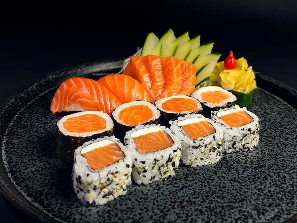 Comb. Salmão 14 Peças + Temaki de Salmão Grelhado