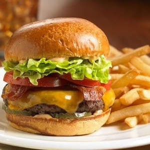 HAMBURGUER COM FRITAS
