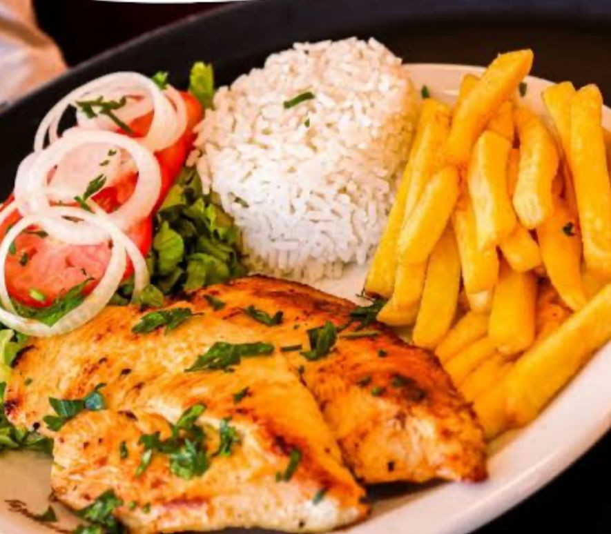 FILE DE FRANGO  ACEBOLADO  (150GR DE FRANGO, ARROZ, FEIJAO, BATATA E SALADA)