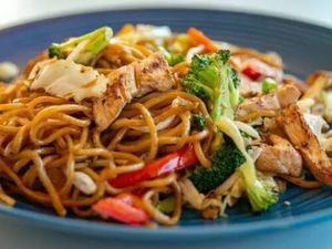 YAKISOBA - FRANGO