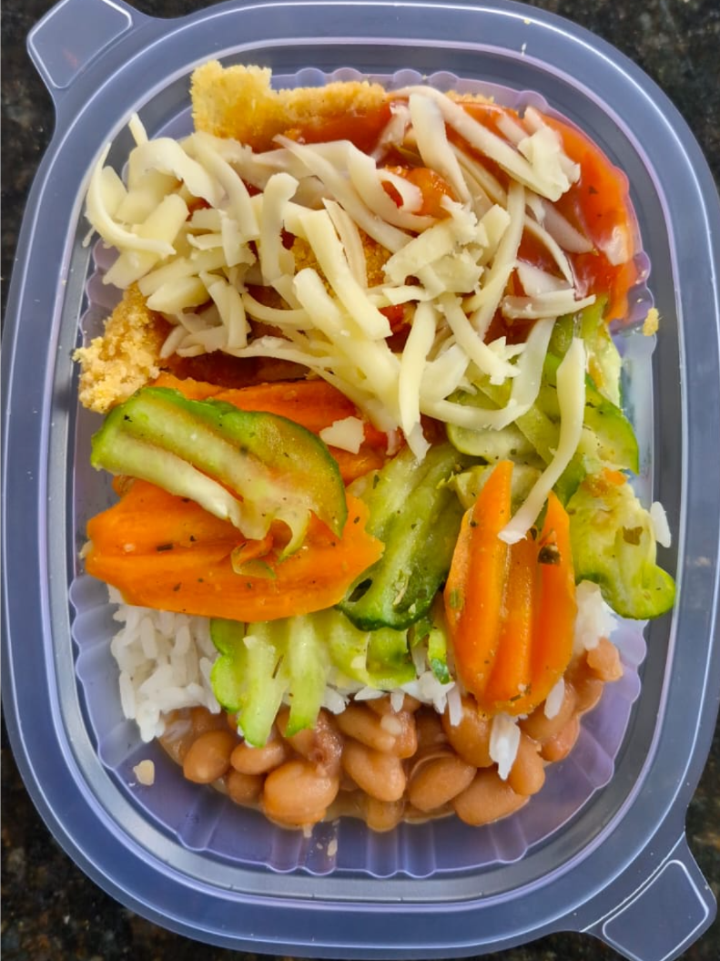 FILÉ DE FRANGO PARMEGIANA C/ ARROZ BRANCO 320 GRAMAS Congelado.