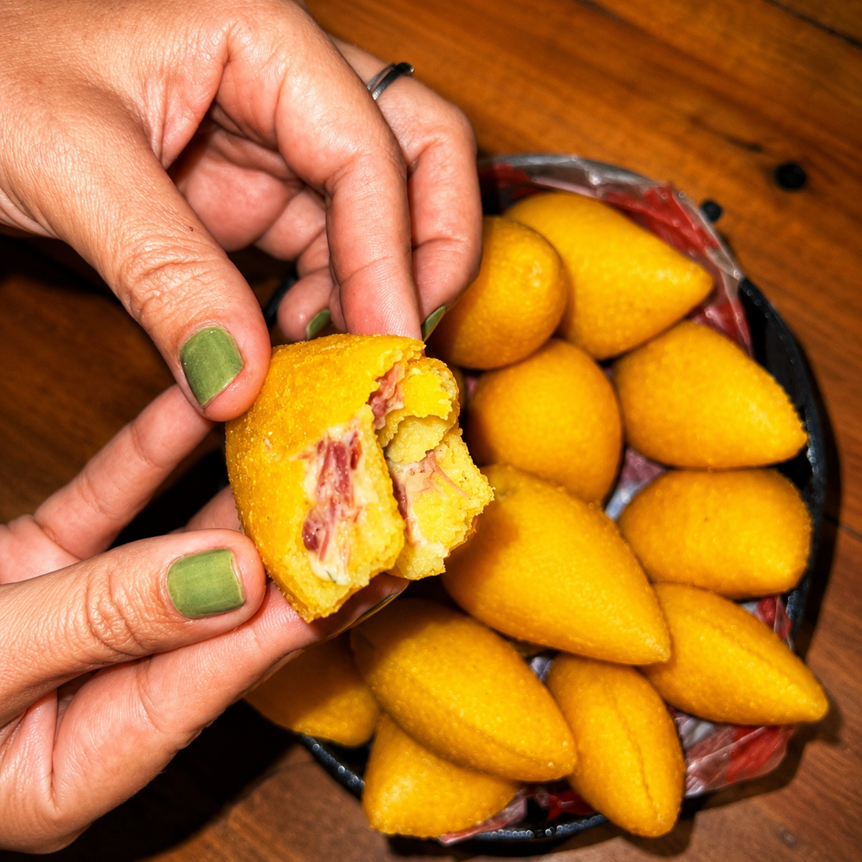 PASTEL DE ANGU COM CARNE SECA E QUEIJO