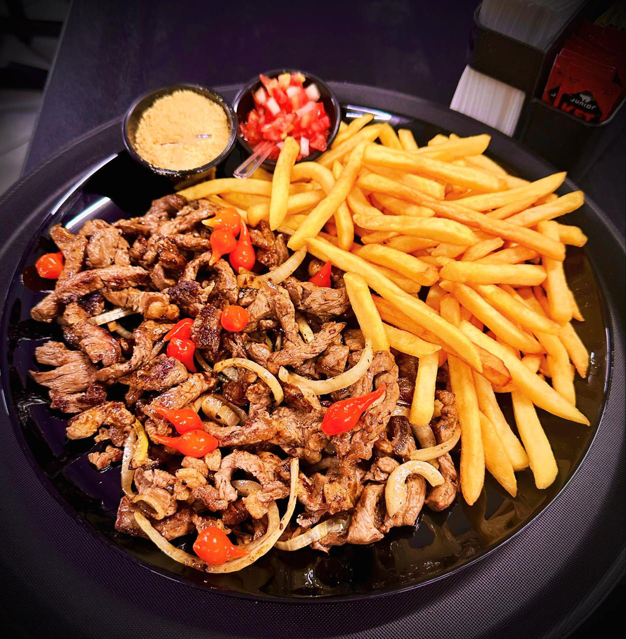 PORÇÃO CONTRA FILE ACEBOLADO COM FRITAS