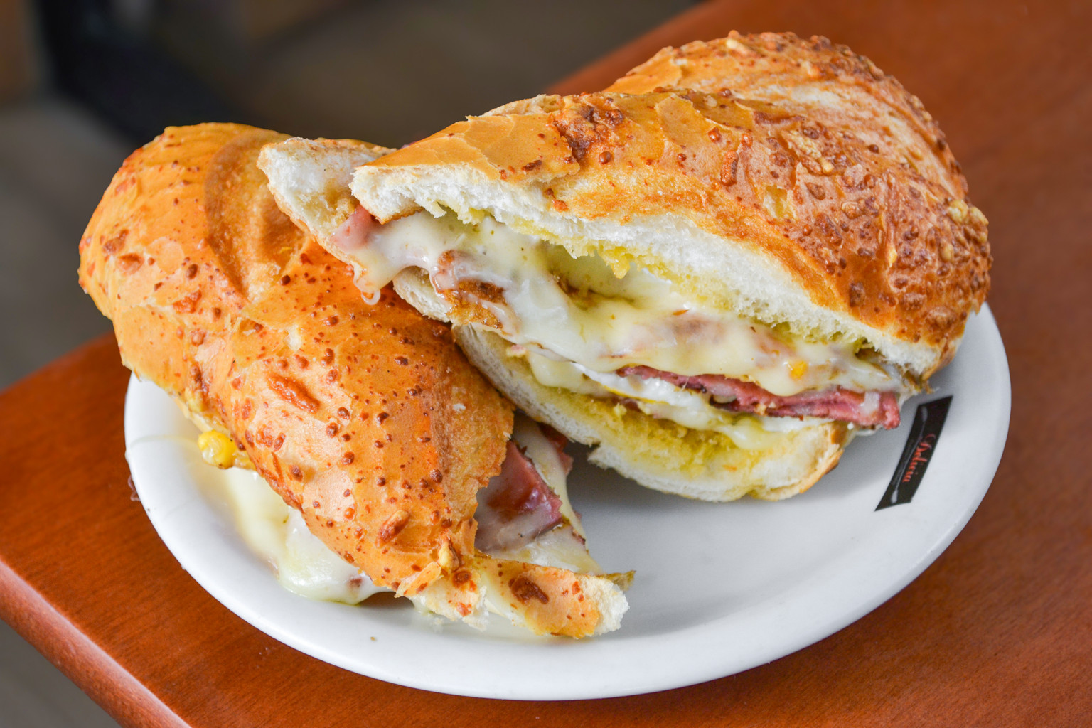 BAGUETE COM MORTADELA, QUEIJO E OVO