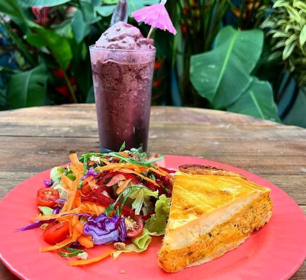 Combo: pedaço de torta + mini salada + smoothie de açaí com uma fruta.