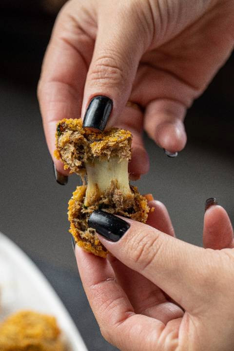 BOLINHO DE COSTELA COM PROVOLONE 