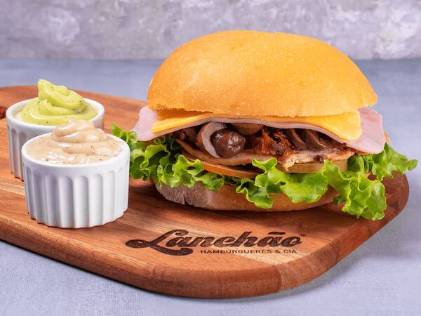 23 - frango, queijo, presunto, bacon, azeitona preta, salada