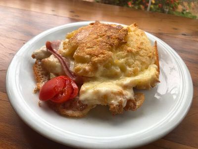 Tost (pão de queijo recheado e prensado)