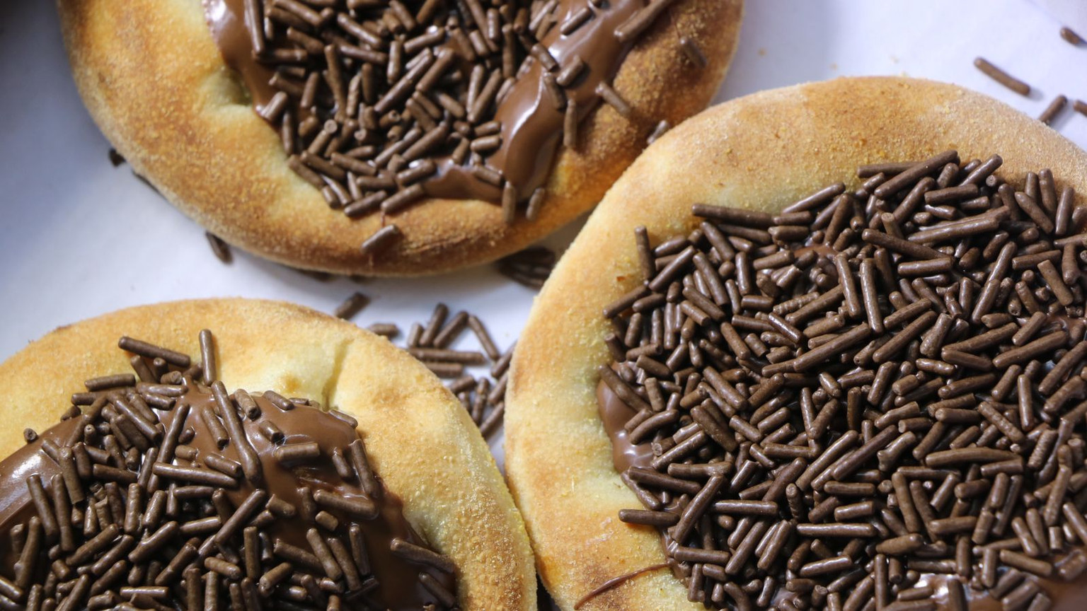 ESFIHA CHOCOLATE E GRANULADO