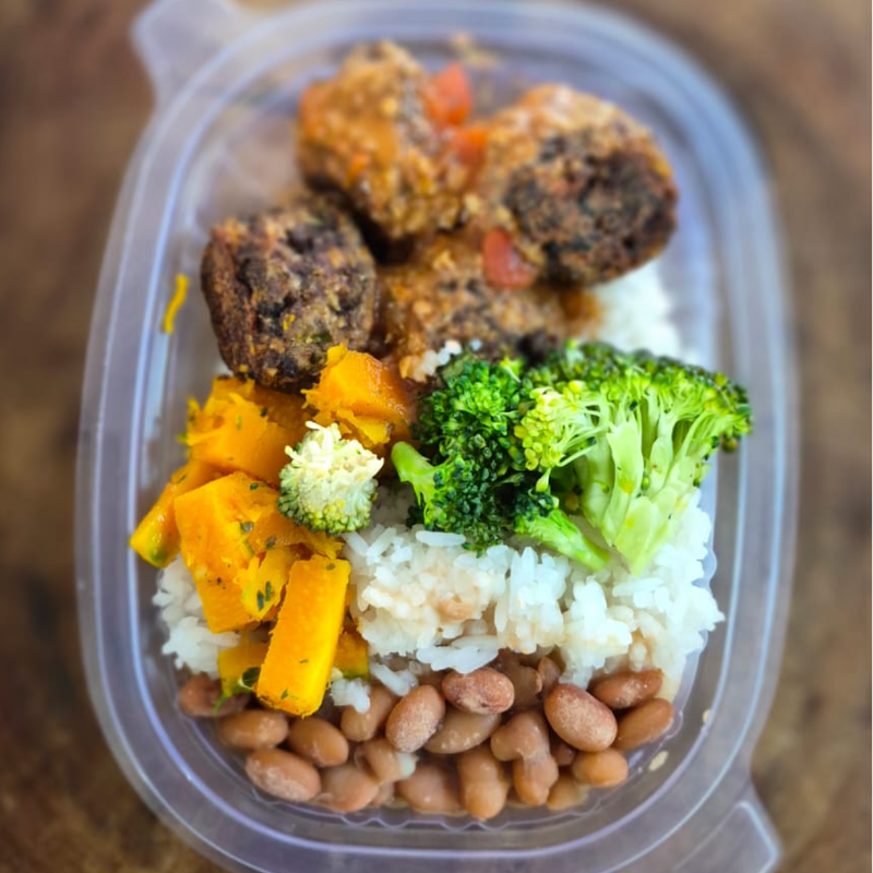 ALMÔNDEGAS VEGANAS AO SUGO C/ ARROZ BRANCO 220 GRMAS Congelado.
