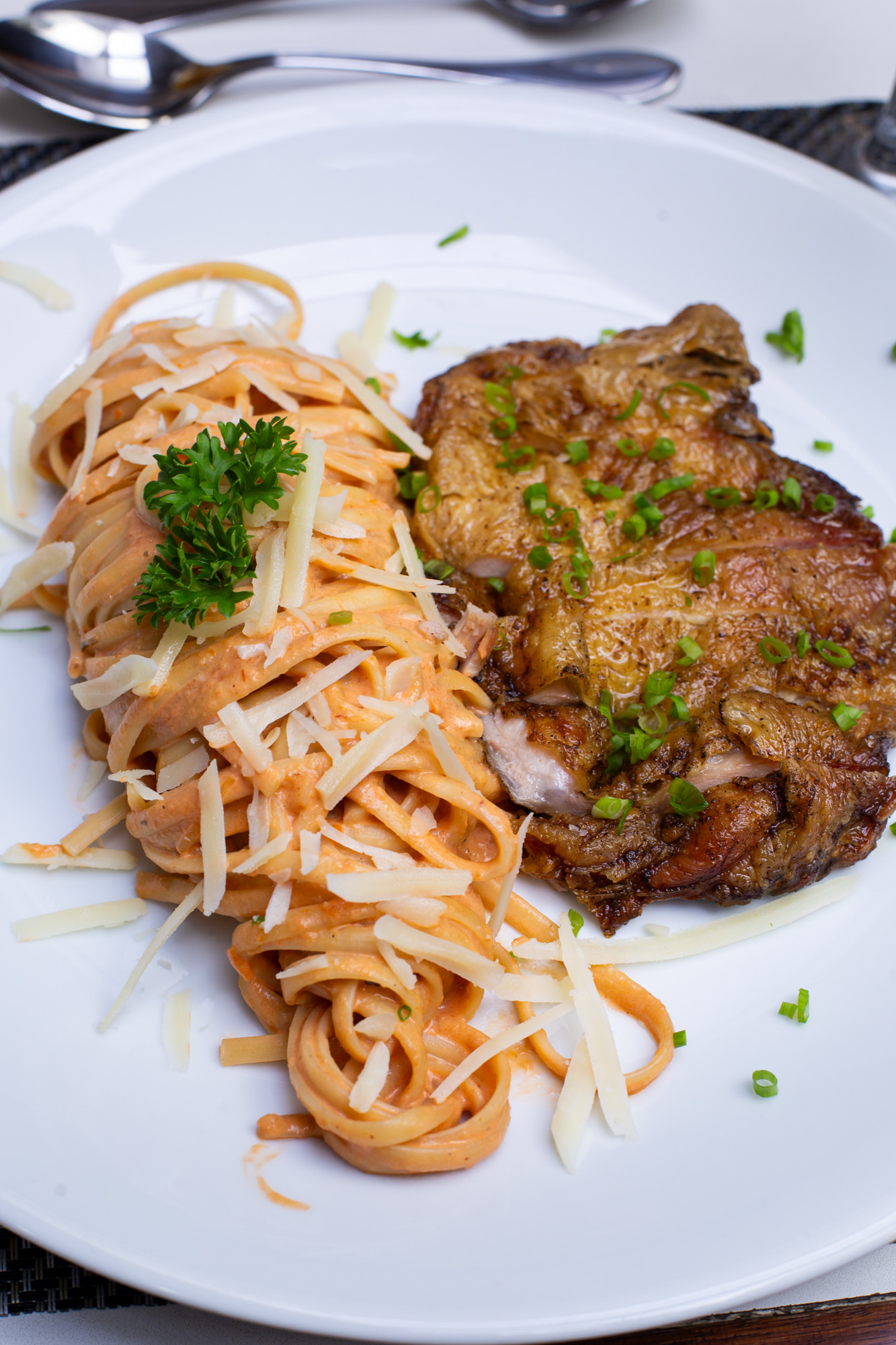 Linguini Alfredo com File de Coxa