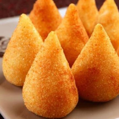 COXINHA DE FRANGO COM REQUEIJÃO