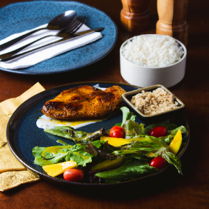 FRANGO MARINADO MOLHO BECHAMEL E CHIPS CROCANTES