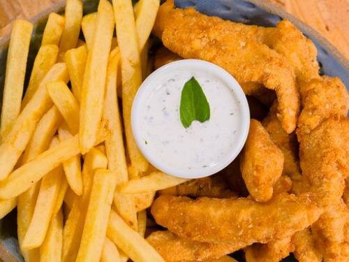 Isca de peixe com fritas