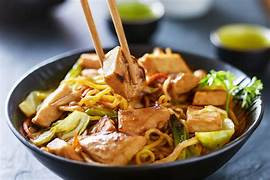 YAKISOBA DE FRANGO