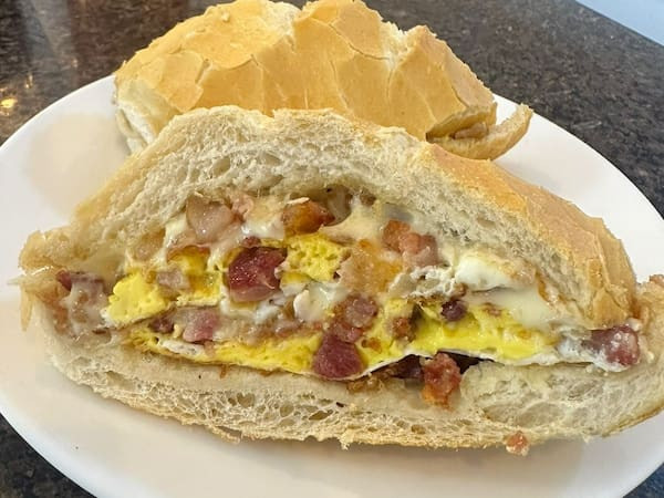 Pão com ovos, bacon e queijo