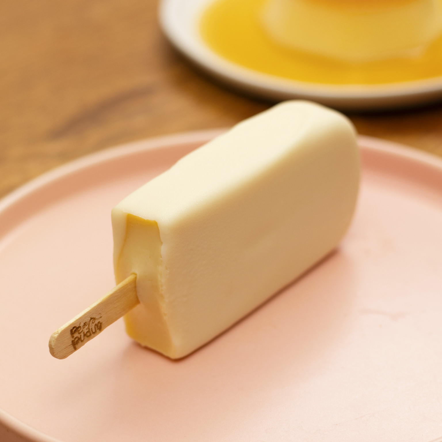 Paleta de Pudim com Chocolate Branco