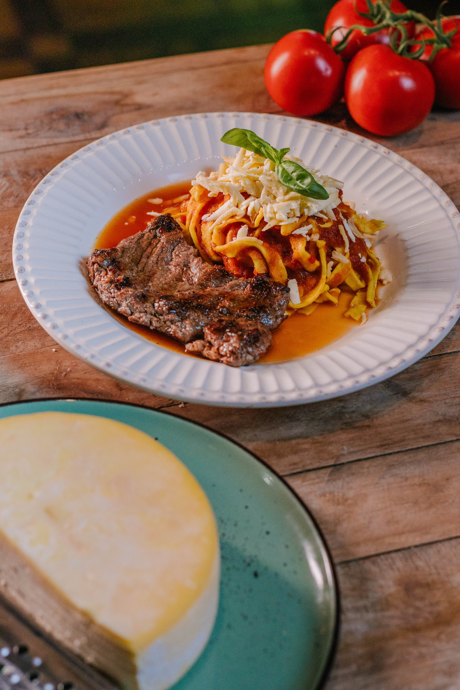 FETUCCINE COM MOLHO DE TOMATE E ESCALOPE FILÉ