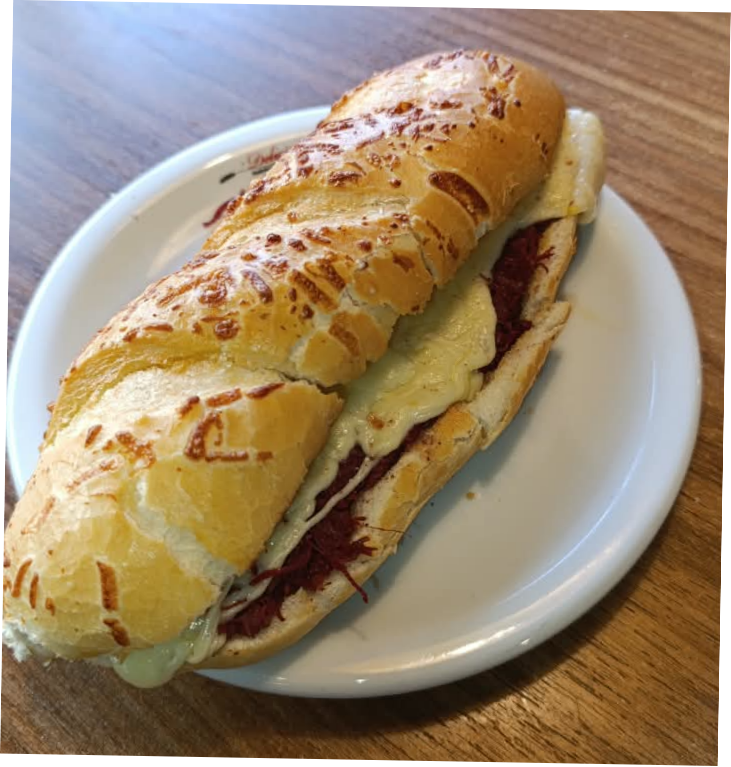 BAGUETE MÉDIA C/ CARNE DESFIADA E QUEIJO MUSSARELA