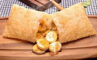 Pastel de banana canela e queijo