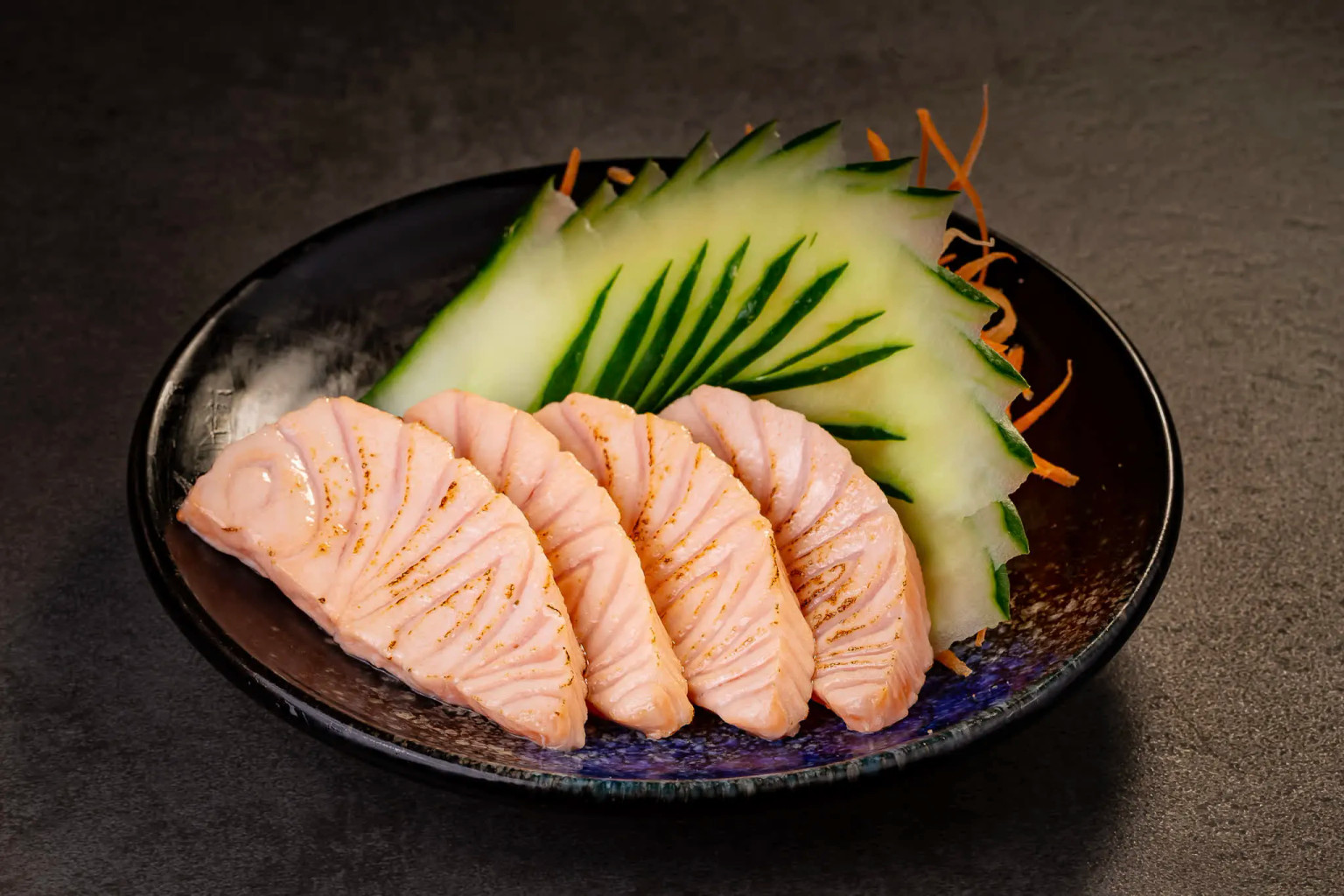 SASHIMI DE SALMÃO MAÇARICADO (4 FATIAS)