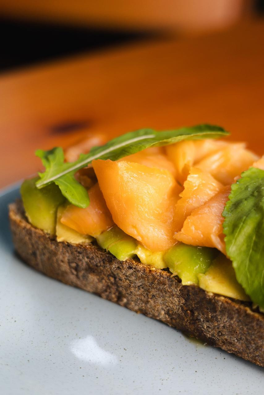 TOAST SALMAO E RUCULA