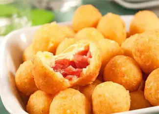 BATATA BOLINHA CHEDDAR E BACON