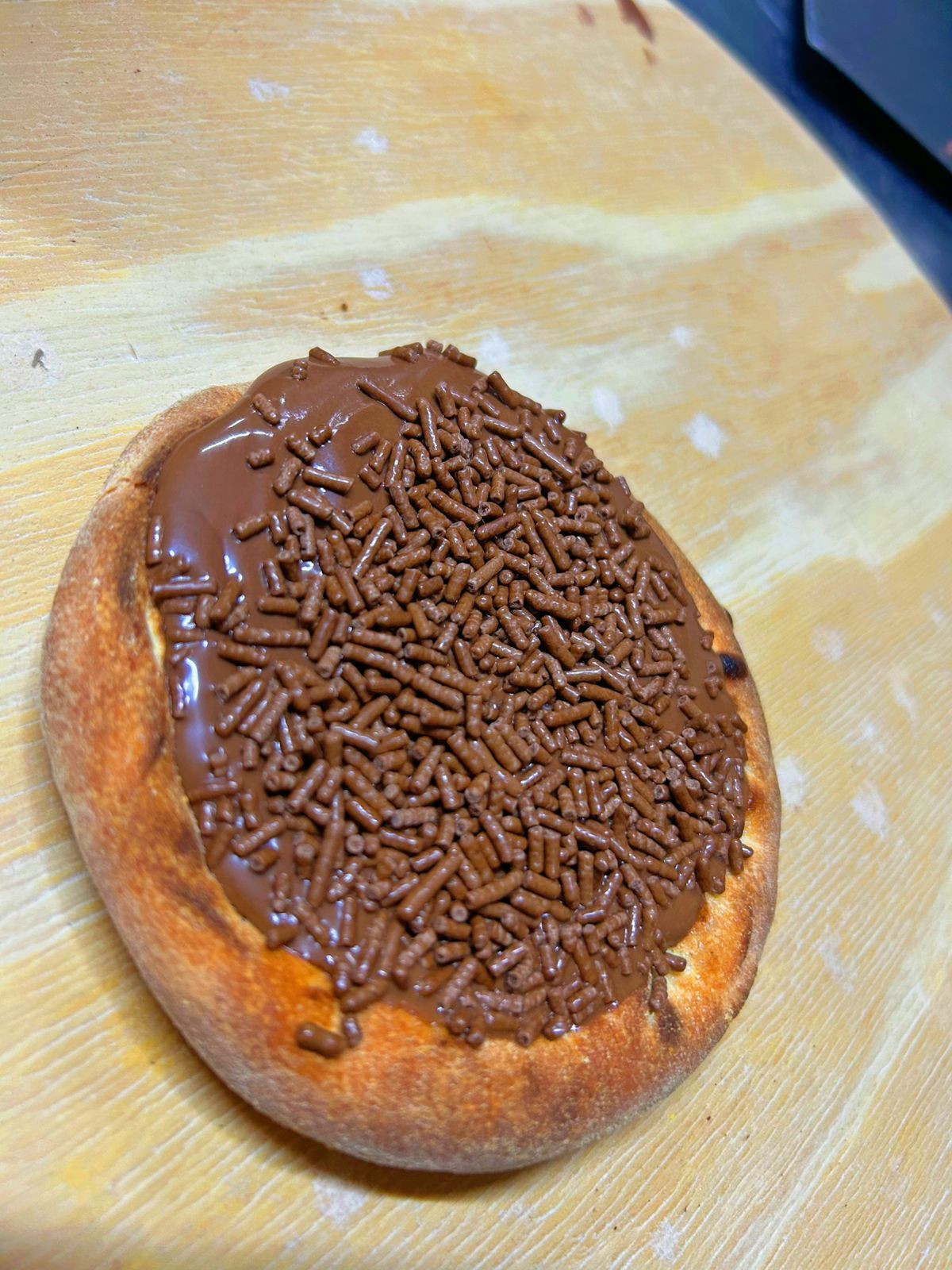 ESFIHA CHOCOLATE COM GRANULADO