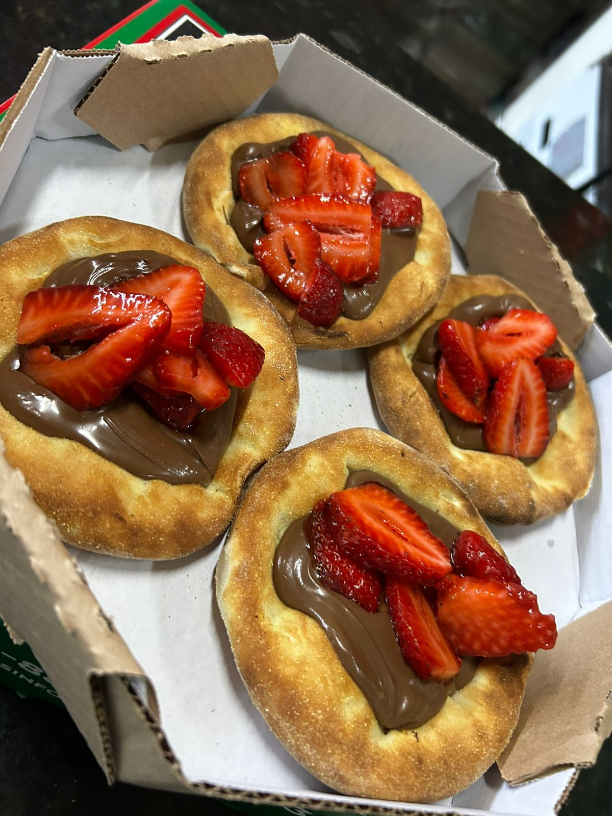 ESFIHA CHOCOLATE COM MORANGO