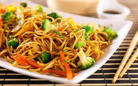 MACARRÃO CHOP SUEY VEGETARIANO