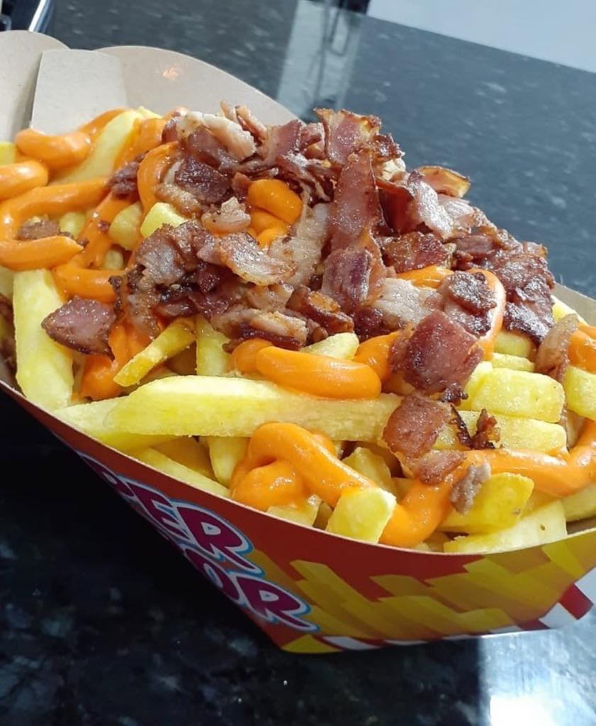 BATATA FRITA C/ CHEDDAR E BACON