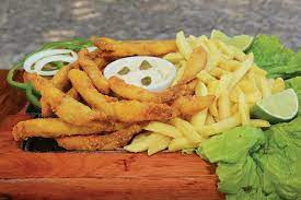 Porção de filé de tilápia com fritas