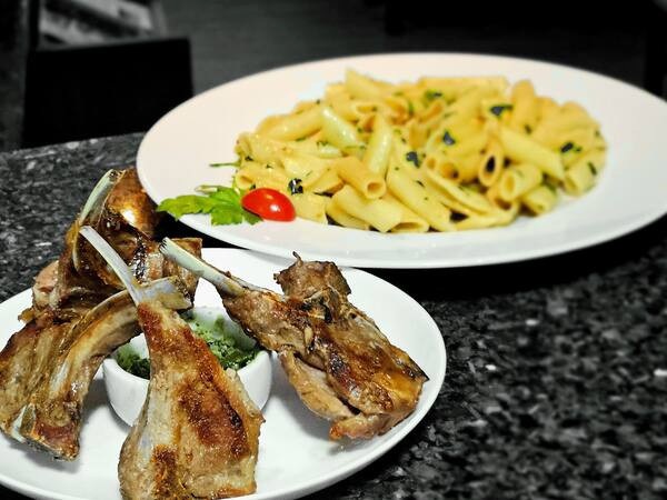 Cordeiro grelhado com pasta ao alho e salsinha