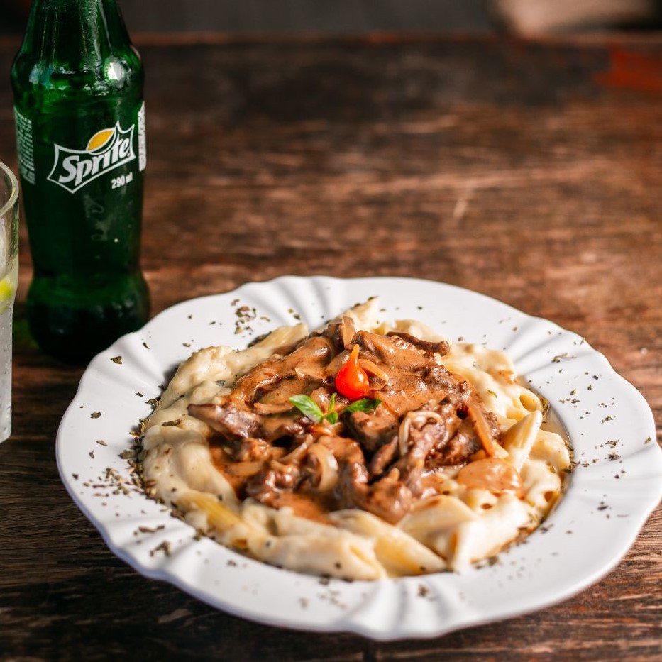 Penne ao Molho 4 Queijos com Filé Mignon - 2 Pessoas