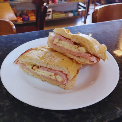 MISTO PEITO DE PERU E QUEIJO MINAS