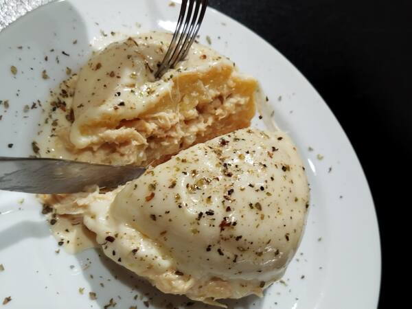 PÃO DE QUEIJO RECHEADO COM CARNE DE FRANGO E REQUEIJÃO