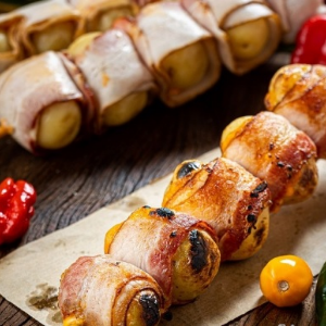 ESPETINHO DE MEDALHAO BATATA C/CHEDDAR