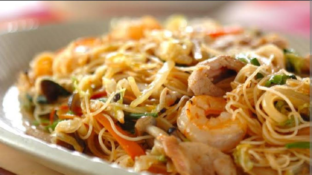 YAKISOBA -CARNE ,FRANGO COM CAMARAO LEGUMES 850g