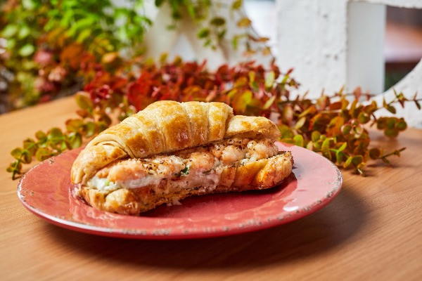 SANDUICHE DE CAMARÃO COM GORGONZOLA E ABACAXI CARAMELIZADO