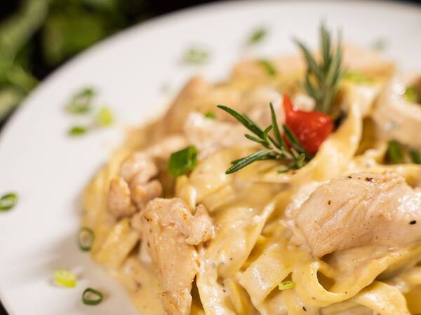 Fettuccine ao Molho Branco com Tiras de Frango