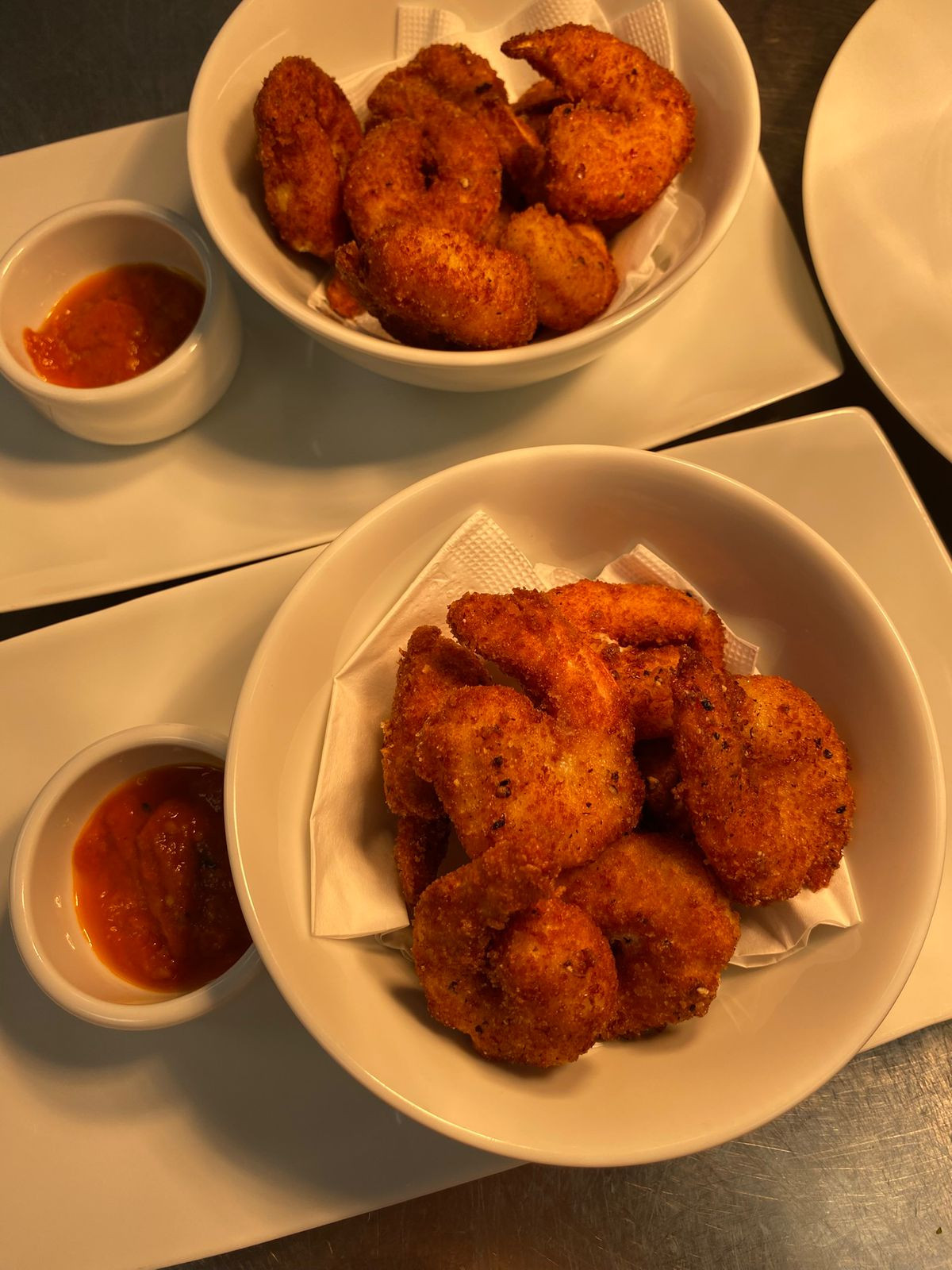 Camarões empanados com molho picante 