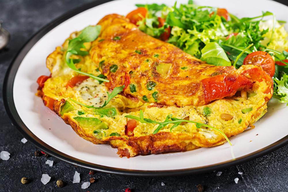 OMELETE COM PALMITO, QUEIJO E SALADA