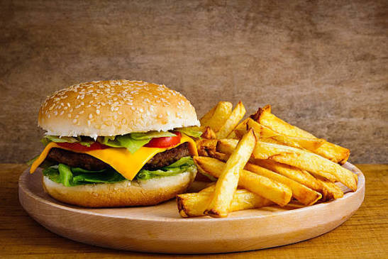 HAMBURGUER COM FRITAS