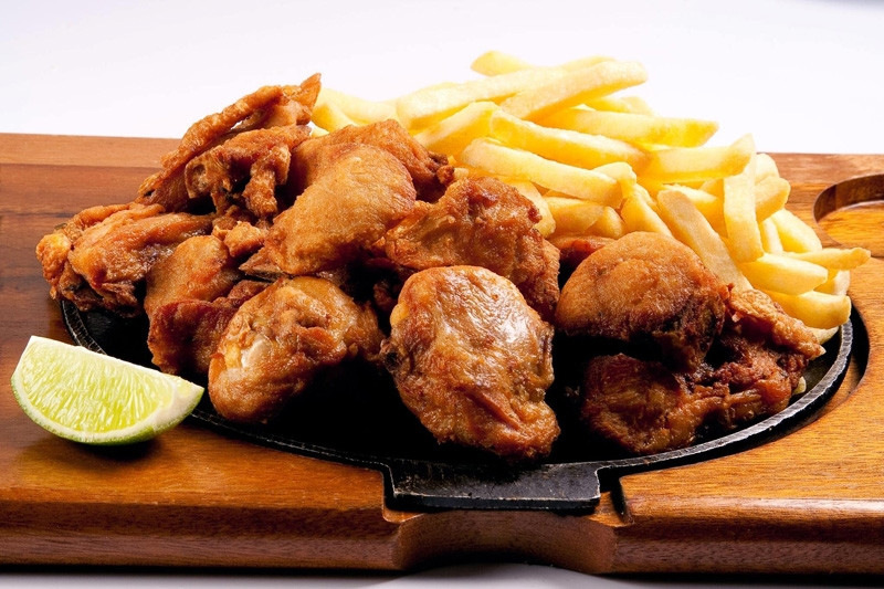 Frango a Passarinho com Fritas