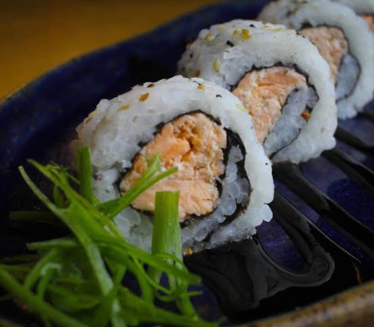 Uramaki salmão grelhado 8 unidades