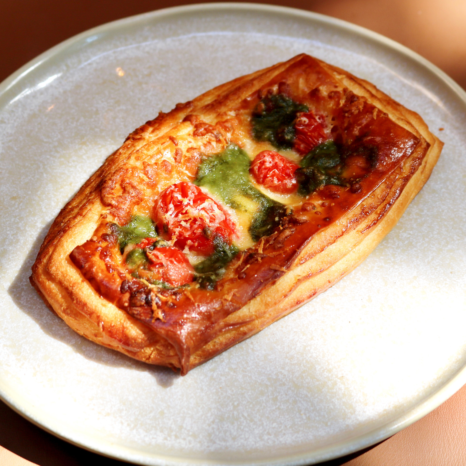 DANISH TOMATE, PESTO & PARMESÃO